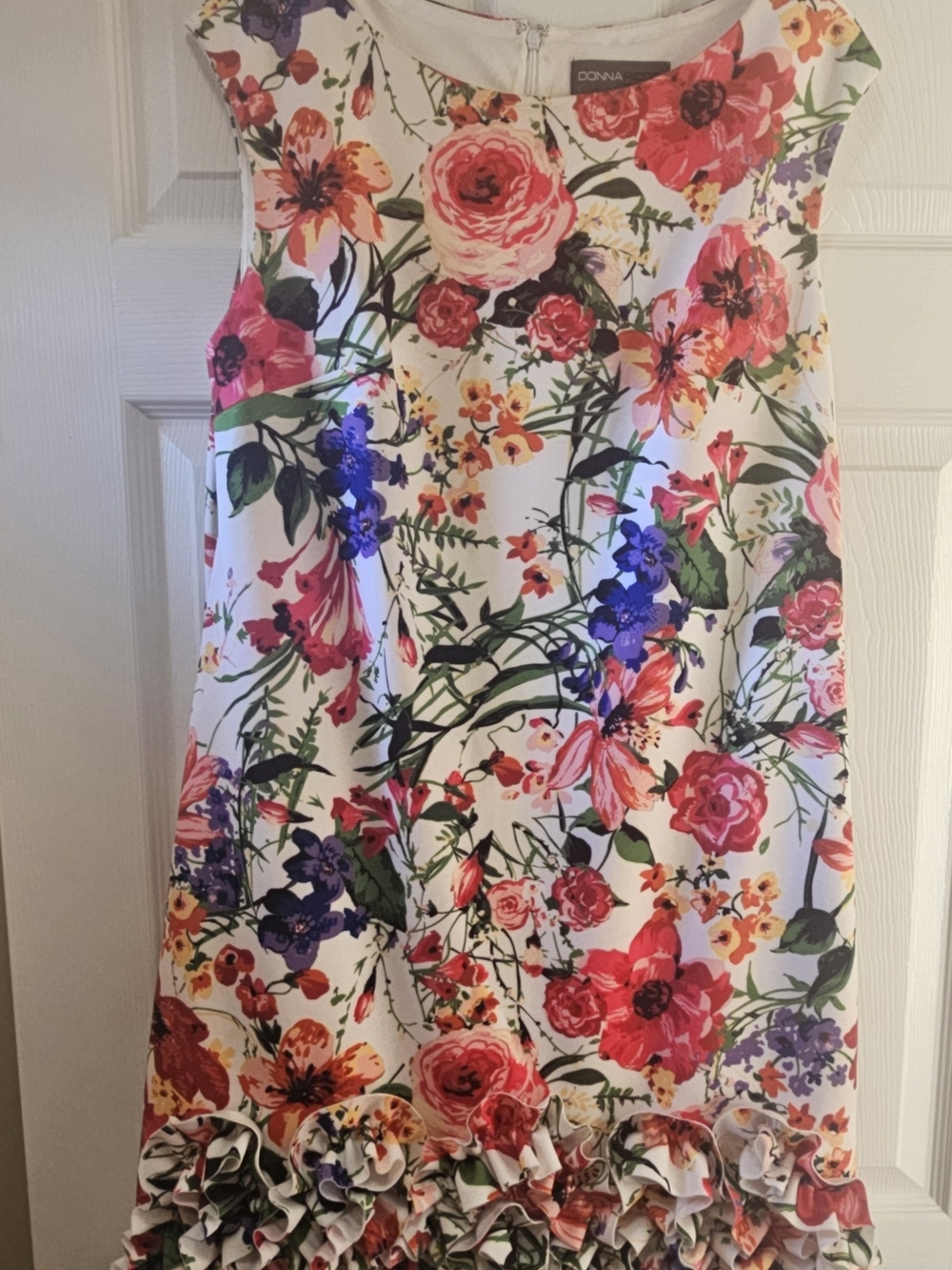 Donna Ricco White Floral Sleeveless Dress with Pink and Red Blooms